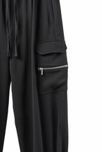 画像をギャラリービューアに読み込む, thom/krom RELAXED FIT CARGO TROUSERS / ELASTIC VISCOSE (BLACK)