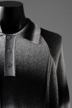 画像をギャラリービューアに読み込む, Feng Chen Wang DECONSTRUCTED GRADIENT KNIT-POLO (GREY TONE/MULTI)