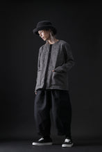 Load image into Gallery viewer, KLASICA BLACK CAT CREW NECK CARDIGAN / GRAINY PRINT BACK SIDE FLEECE (GREIGE)
