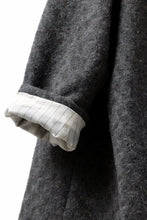 画像をギャラリービューアに読み込む, YUTA MATSUOKA wrap hooded coat / quill texture wool (dark gray)