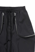 Load image into Gallery viewer, thom/krom ZIP DETAIL SHORTS / RIPSTOP STRETCH NYLON (BLACK)