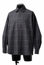 Load image into Gallery viewer, CAPERTICA 4 TUCK SHIRT / DARK MELANGE CHECK FLANNEL (CHARCOAL)