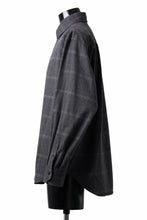 Load image into Gallery viewer, CAPERTICA 4 TUCK SHIRT / DARK MELANGE CHECK FLANNEL (CHARCOAL)