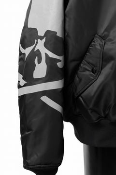 Load image into Gallery viewer, mastermind WORLD x ALPHA INDUSTRIES RIVERSIBLE MA-1 JACKET (BLACK)