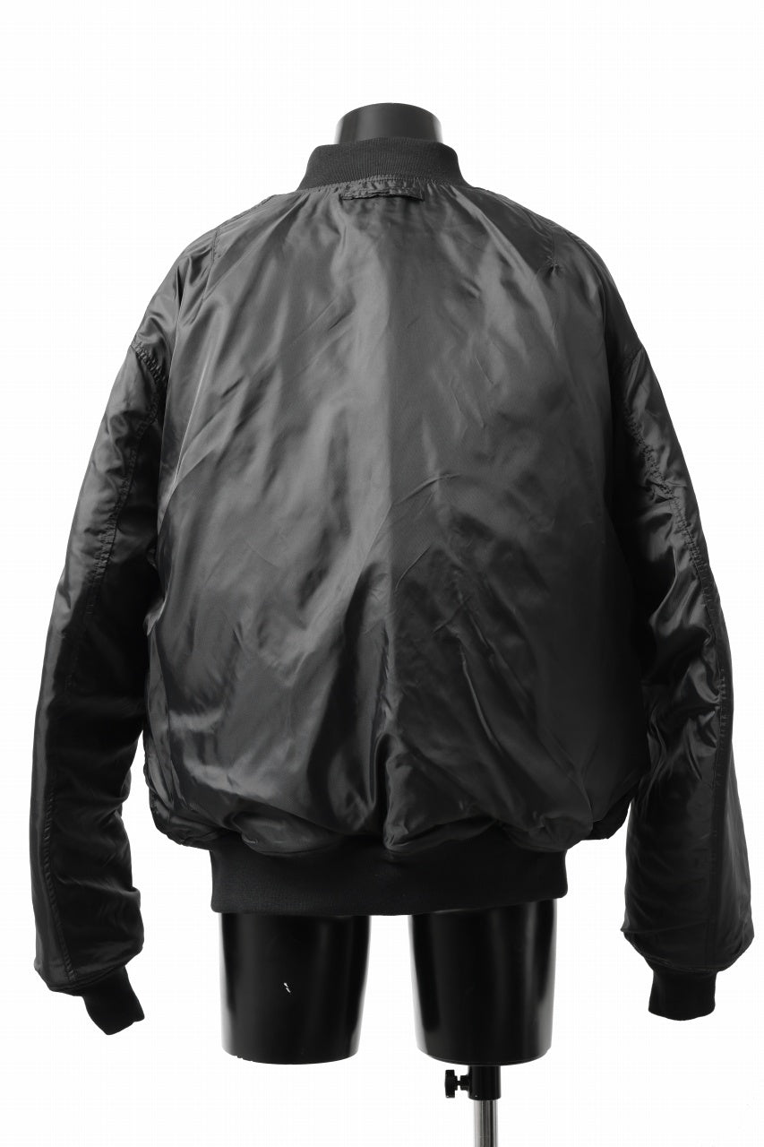 Load image into Gallery viewer, mastermind WORLD x ALPHA INDUSTRIES RIVERSIBLE MA-1 JACKET (BLACK)