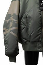 Load image into Gallery viewer, mastermind WORLD x ALPHA INDUSTRIES RIVERSIBLE MA-1 JACKET (OLIVE)