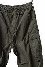 Load image into Gallery viewer, mastermind WORLD x ALPHA INDUSTRIES CARGO PANTS (OLIVE)