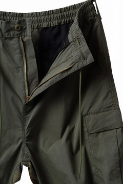 Load image into Gallery viewer, mastermind WORLD x ALPHA INDUSTRIES CARGO PANTS (OLIVE)