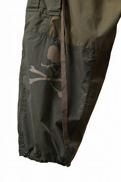 Load image into Gallery viewer, mastermind WORLD x ALPHA INDUSTRIES CARGO PANTS (OLIVE)