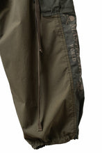 Load image into Gallery viewer, mastermind WORLD x ALPHA INDUSTRIES CARGO PANTS (OLIVE)