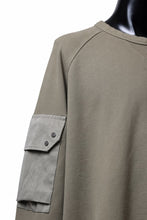 Load image into Gallery viewer, Ten c MULTI POCKET SNAP CREW SWEAT / GARMENT DYED (ASH GRAY)