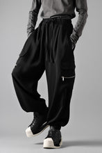 画像をギャラリービューアに読み込む, thom/krom RELAXED FIT CARGO TROUSERS / ELASTIC VISCOSE (BLACK)