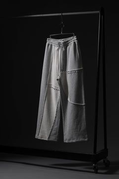 画像をギャラリービューアに読み込む, Feng Chen Wang PANELLED STRAIGHT SWEATPANTS (GREY)