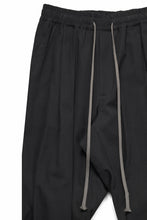 画像をギャラリービューアに読み込む, A.F ARTEFACT CROSS BELTED-LEG PANTS / COTTON LINEN TWILL (BLACK)