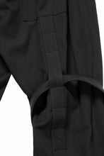 画像をギャラリービューアに読み込む, A.F ARTEFACT CROSS BELTED-LEG PANTS / COTTON LINEN TWILL (BLACK)