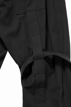 画像をギャラリービューアに読み込む, A.F ARTEFACT CROSS BELTED-LEG PANTS / COTTON LINEN TWILL (BLACK)