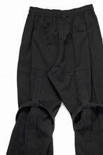 画像をギャラリービューアに読み込む, A.F ARTEFACT CROSS BELTED-LEG PANTS / COTTON LINEN TWILL (BLACK)
