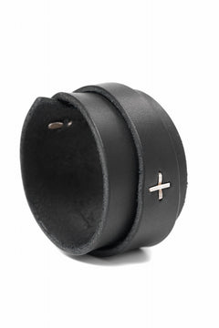 Load image into Gallery viewer, m.a+ croissant wrist band #2 / A-F0K3/GR3,0 (BLACK)