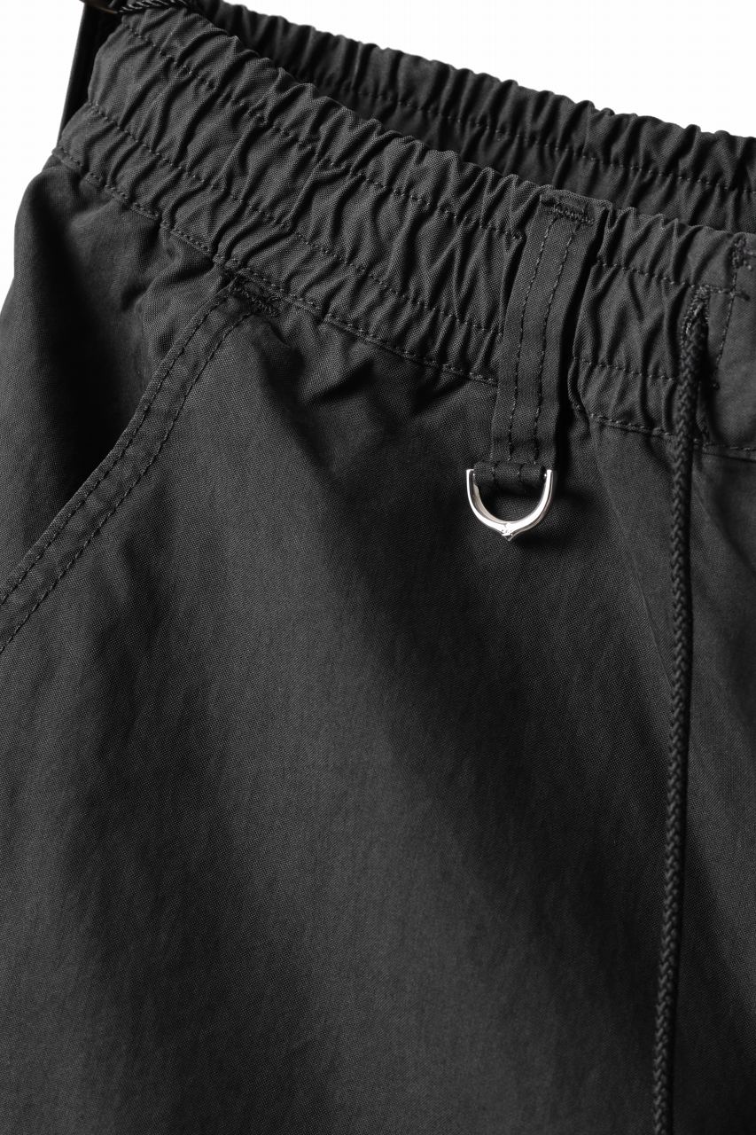 Load image into Gallery viewer, mastermind WORLD x ALPHA INDUSTRIES CARGO SHORTS (BLACK)