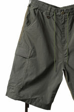 Load image into Gallery viewer, mastermind WORLD x ALPHA INDUSTRIES CARGO SHORTS (OLIVE)