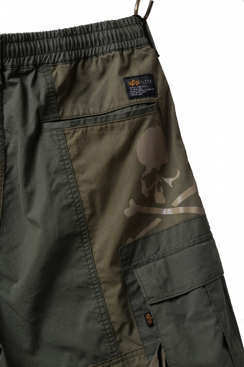 Load image into Gallery viewer, mastermind WORLD x ALPHA INDUSTRIES CARGO SHORTS (OLIVE)