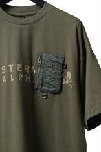画像をギャラリービューアに読み込む, mastermind WORLD x ALPHA INDUSTRIES CIGER POCKET TEE (OLIVE)