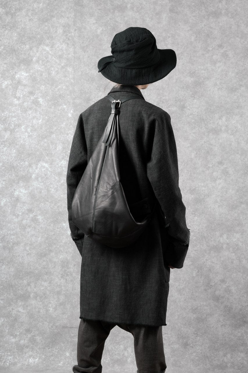 Load image into Gallery viewer, m.a+ medium pyramid back pack / BL42/SY1.0 (BLACK)