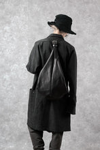 Load image into Gallery viewer, m.a+ medium pyramid back pack / BL42/SY1.0 (BLACK)