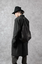 Load image into Gallery viewer, m.a+ medium pyramid back pack / BL42/SY1.0 (BLACK)