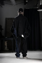 画像をギャラリービューアに読み込む, Feng Chen Wang TILTED WASITBAND JEANS TROUSERS (BLACK/BLUE)