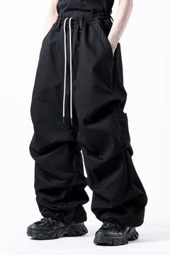 画像をギャラリービューアに読み込む, A.F ARTEFACT PURE DENIM TUCK WIDE PANTS (BLACK)