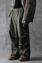 Load image into Gallery viewer, mastermind WORLD x ALPHA INDUSTRIES CARGO PANTS (OLIVE)