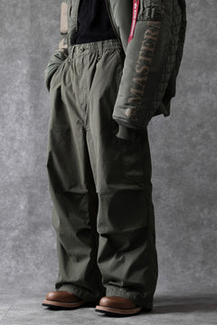 Load image into Gallery viewer, mastermind WORLD x ALPHA INDUSTRIES CARGO PANTS (OLIVE)