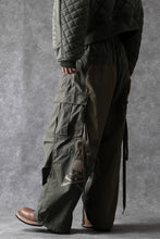 Load image into Gallery viewer, mastermind WORLD x ALPHA INDUSTRIES CARGO PANTS (OLIVE)