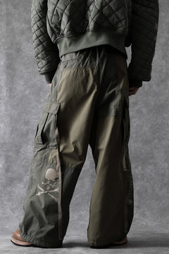 Load image into Gallery viewer, mastermind WORLD x ALPHA INDUSTRIES CARGO PANTS (OLIVE)