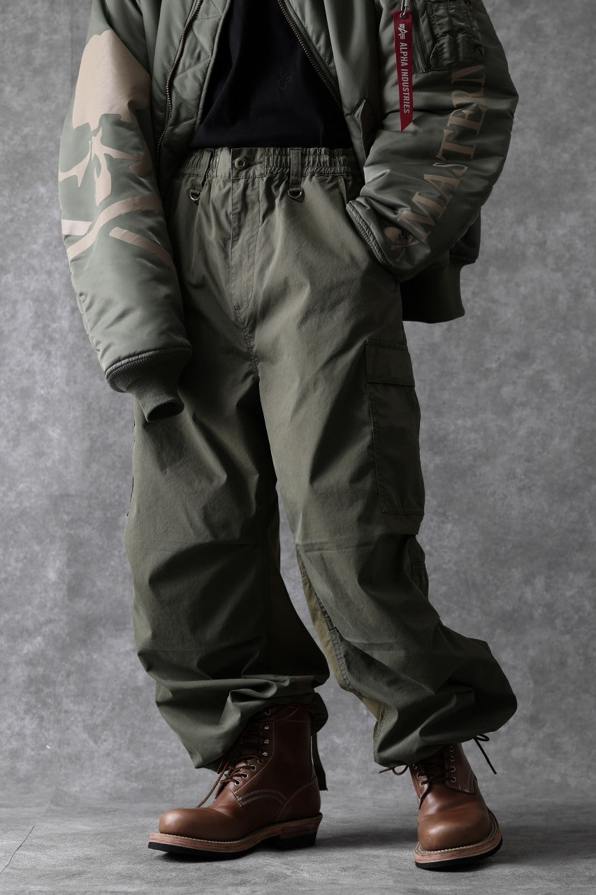 Load image into Gallery viewer, mastermind WORLD x ALPHA INDUSTRIES CARGO PANTS (OLIVE)