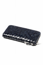 Load image into Gallery viewer, ISAMU KATAYAMA BACKLASH THE LINE CROCODILE MESH + SILVER925 PARTS ROUND FASTNER WALLET (BLUE)