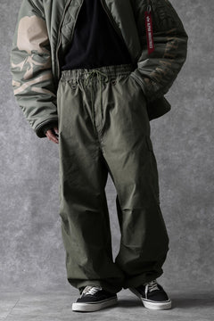 Load image into Gallery viewer, mastermind WORLD x ALPHA INDUSTRIES CARGO PANTS (OLIVE)