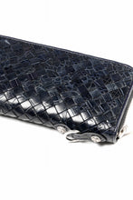 Load image into Gallery viewer, ISAMU KATAYAMA BACKLASH THE LINE CROCODILE MESH + SILVER925 PARTS ROUND FASTNER WALLET (BLUE)