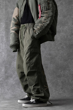 Load image into Gallery viewer, mastermind WORLD x ALPHA INDUSTRIES CARGO PANTS (OLIVE)