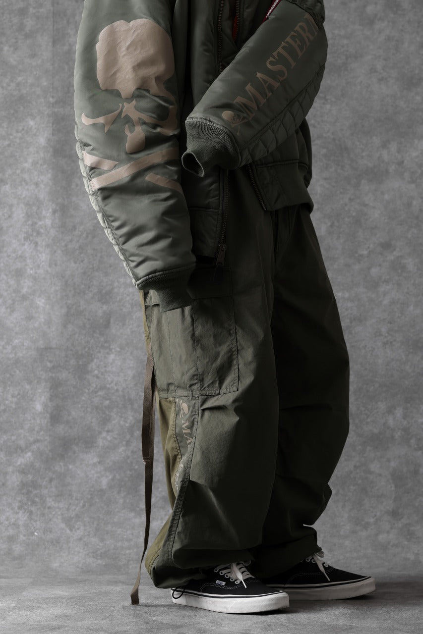 Load image into Gallery viewer, mastermind WORLD x ALPHA INDUSTRIES CARGO PANTS (OLIVE)