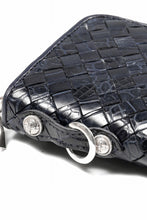 Load image into Gallery viewer, ISAMU KATAYAMA BACKLASH THE LINE CROCODILE MESH + SILVER925 PARTS ROUND FASTNER WALLET (BLUE)