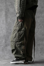 Load image into Gallery viewer, mastermind WORLD x ALPHA INDUSTRIES CARGO PANTS (OLIVE)