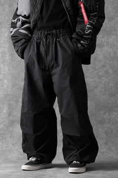 Load image into Gallery viewer, mastermind WORLD x ALPHA INDUSTRIES CARGO PANTS (BLACK)