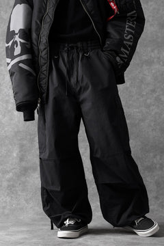 Load image into Gallery viewer, mastermind WORLD x ALPHA INDUSTRIES CARGO PANTS (BLACK)