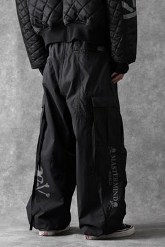 Load image into Gallery viewer, mastermind WORLD x ALPHA INDUSTRIES CARGO PANTS (BLACK)