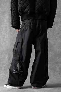 Load image into Gallery viewer, mastermind WORLD x ALPHA INDUSTRIES CARGO PANTS (BLACK)