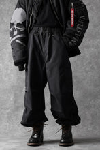 Load image into Gallery viewer, mastermind WORLD x ALPHA INDUSTRIES CARGO PANTS (BLACK)