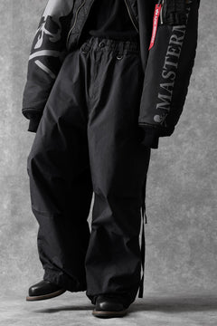 Load image into Gallery viewer, mastermind WORLD x ALPHA INDUSTRIES CARGO PANTS (BLACK)