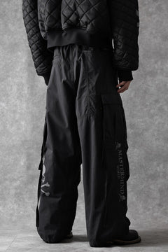 Load image into Gallery viewer, mastermind WORLD x ALPHA INDUSTRIES CARGO PANTS (BLACK)